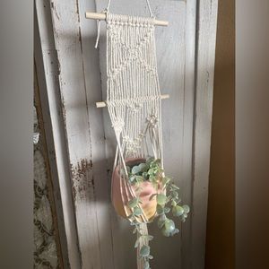 Macrame plant hanger
